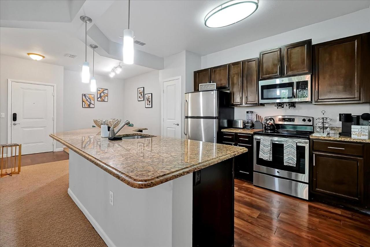 Loftly Luxury: Modern Oasis Near Disney With Pool And Lake Views Apartment Orlando