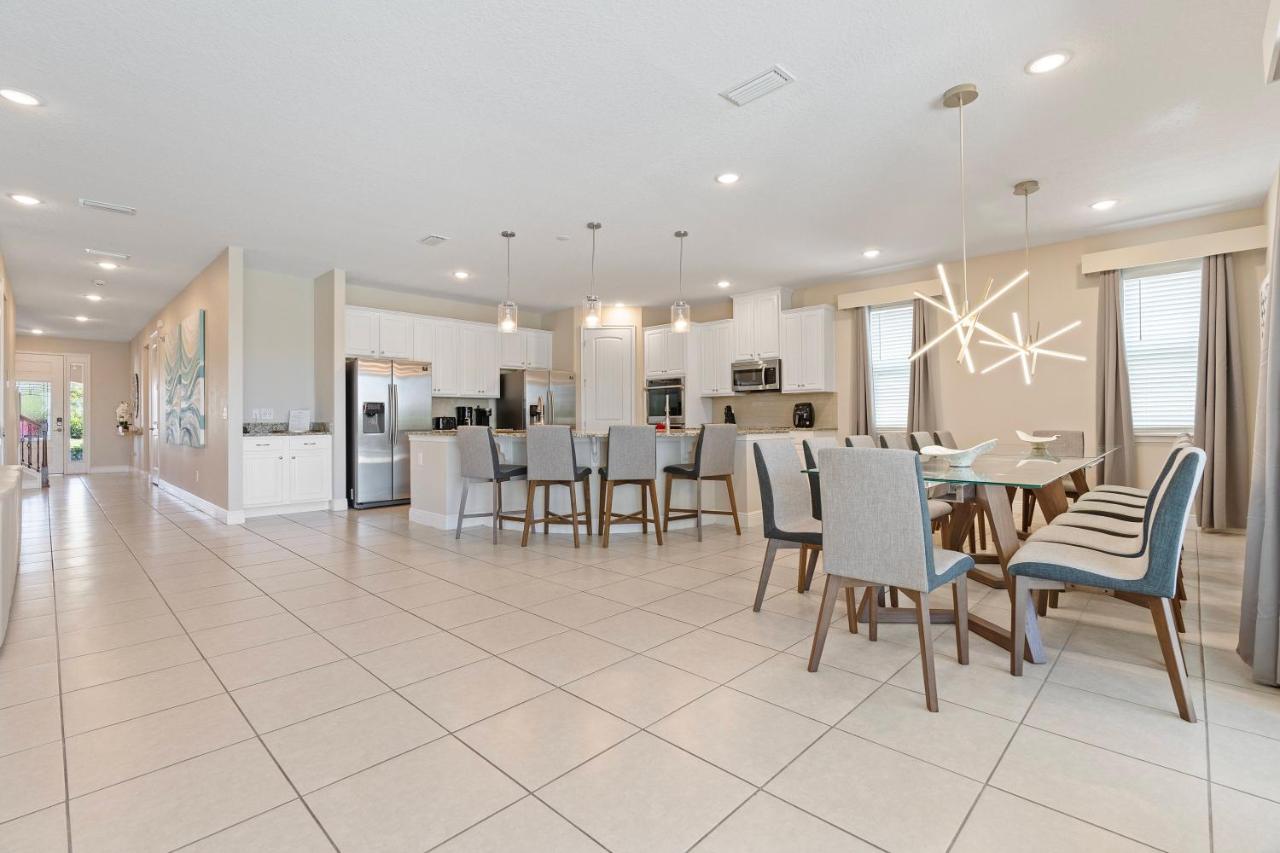 Super Fun 12-bed W Game Private Pool Holiday home *