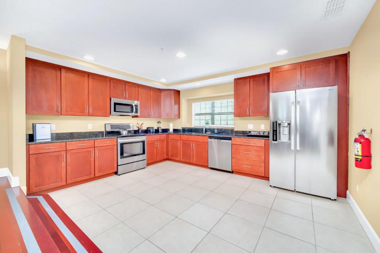 Modern 4br Townhome- Access - Near Apartment