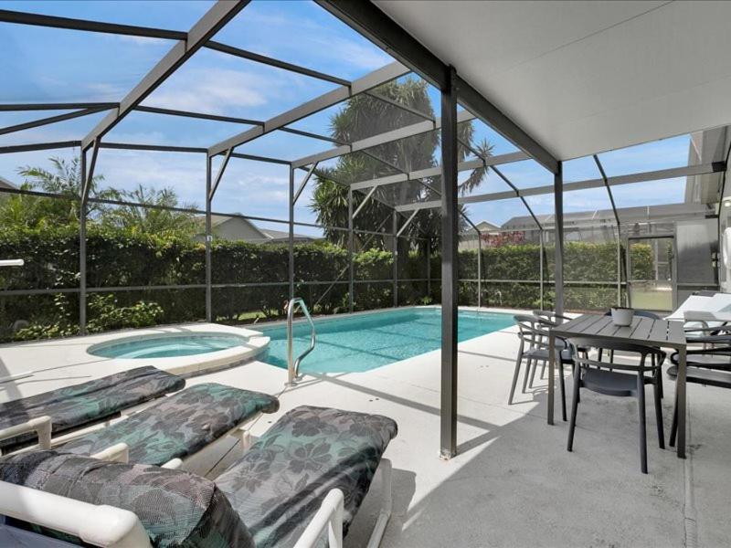 South Facing Pool Spa- Minutes To Holiday home