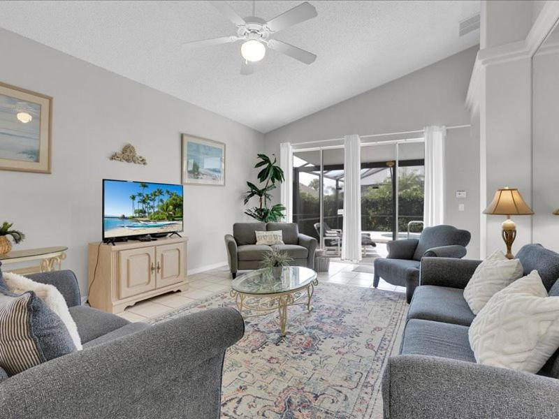 South Facing Pool Spa- Minutes To