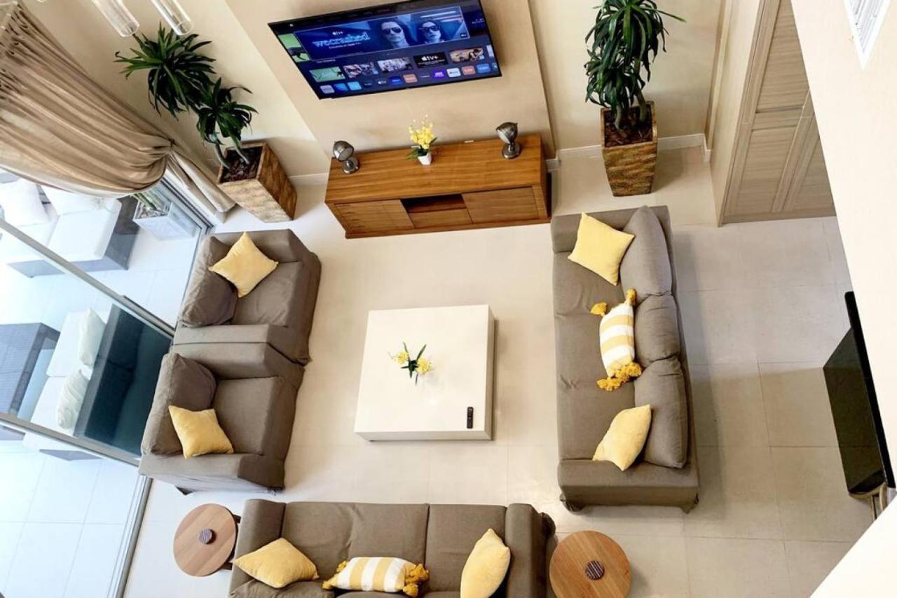 Luxury Townhouse Located Next To Holiday home