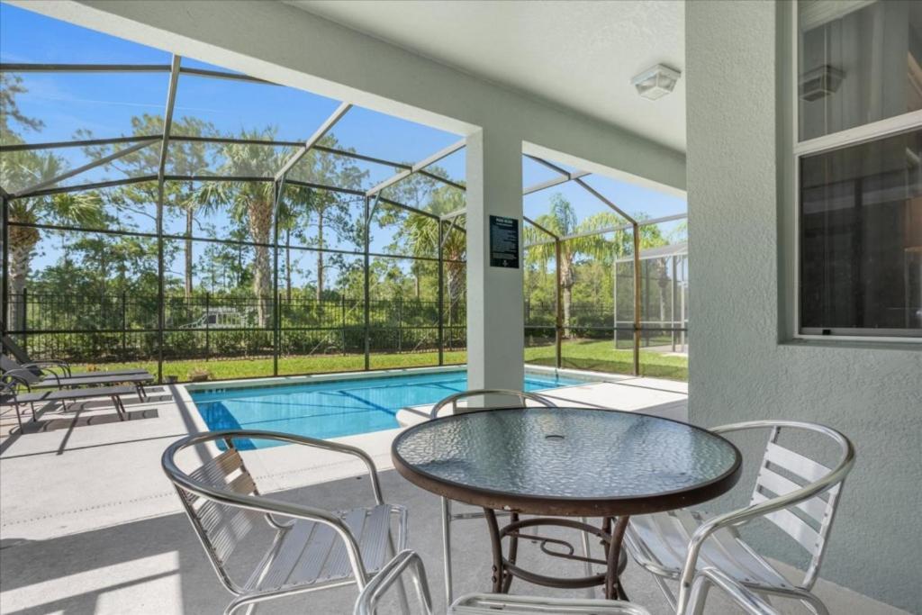 6 Bedrooms - 5 Bathrooms - Paradise Palms 8956 Sp