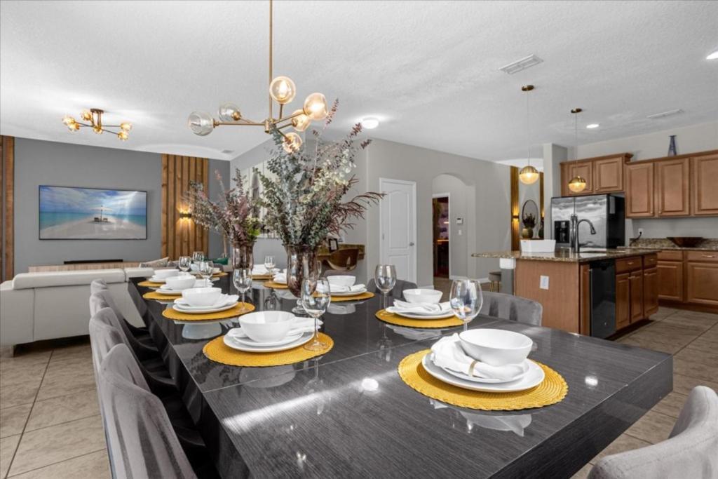 6 Bedrooms - 5 Bathrooms - Paradise Palms 8956 Sp *
