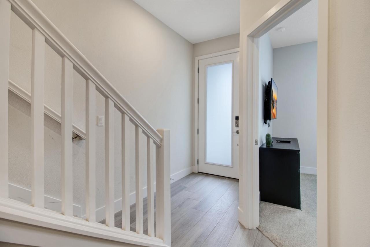 Modern Townhouse Near With Heated Pool Holiday home *