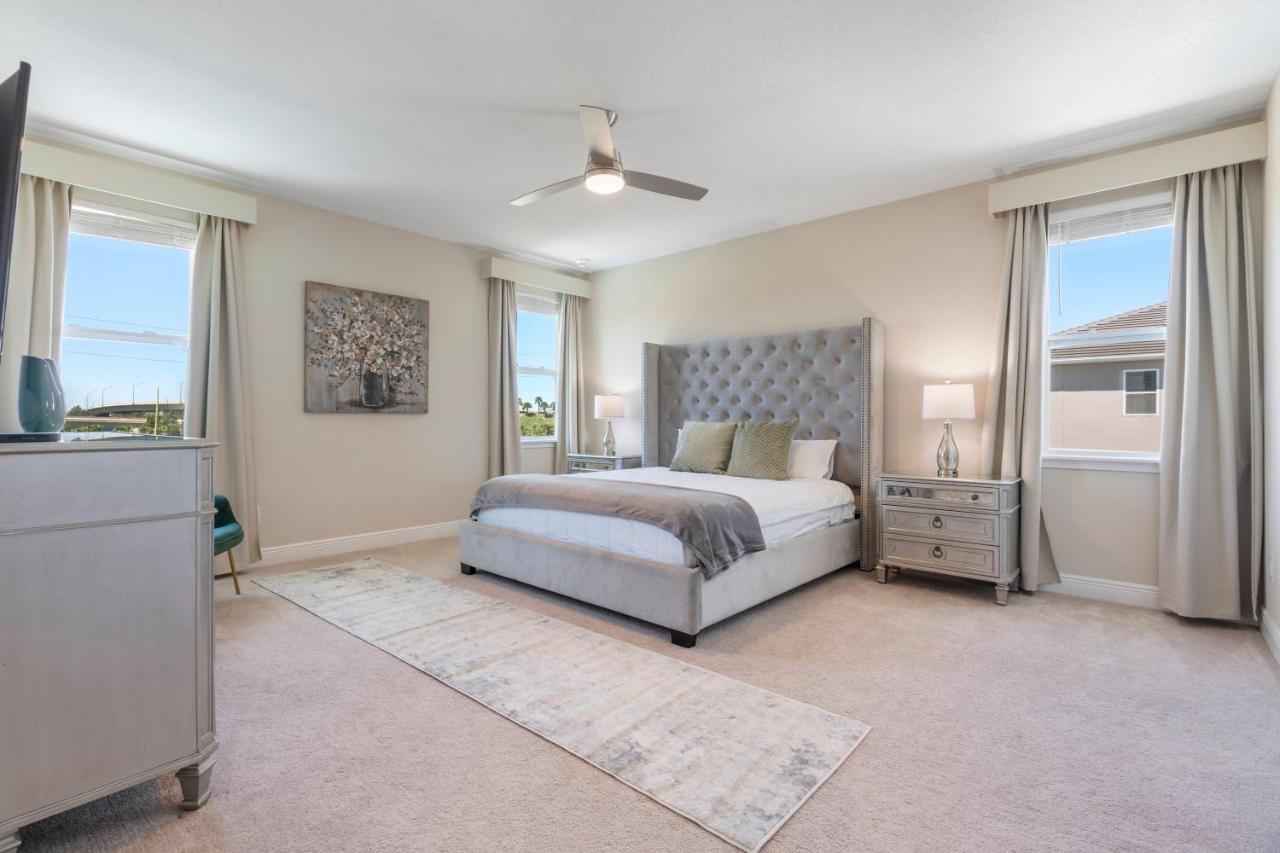 Super Fun 12-bed W Game Private Pool Holiday home Orlando