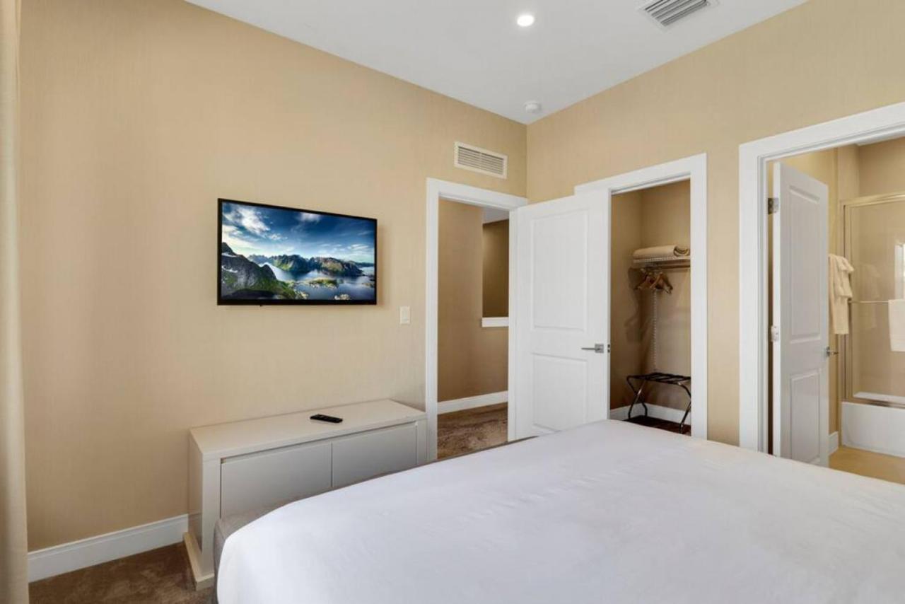 Luxury Townhouse Located Next To Holiday home