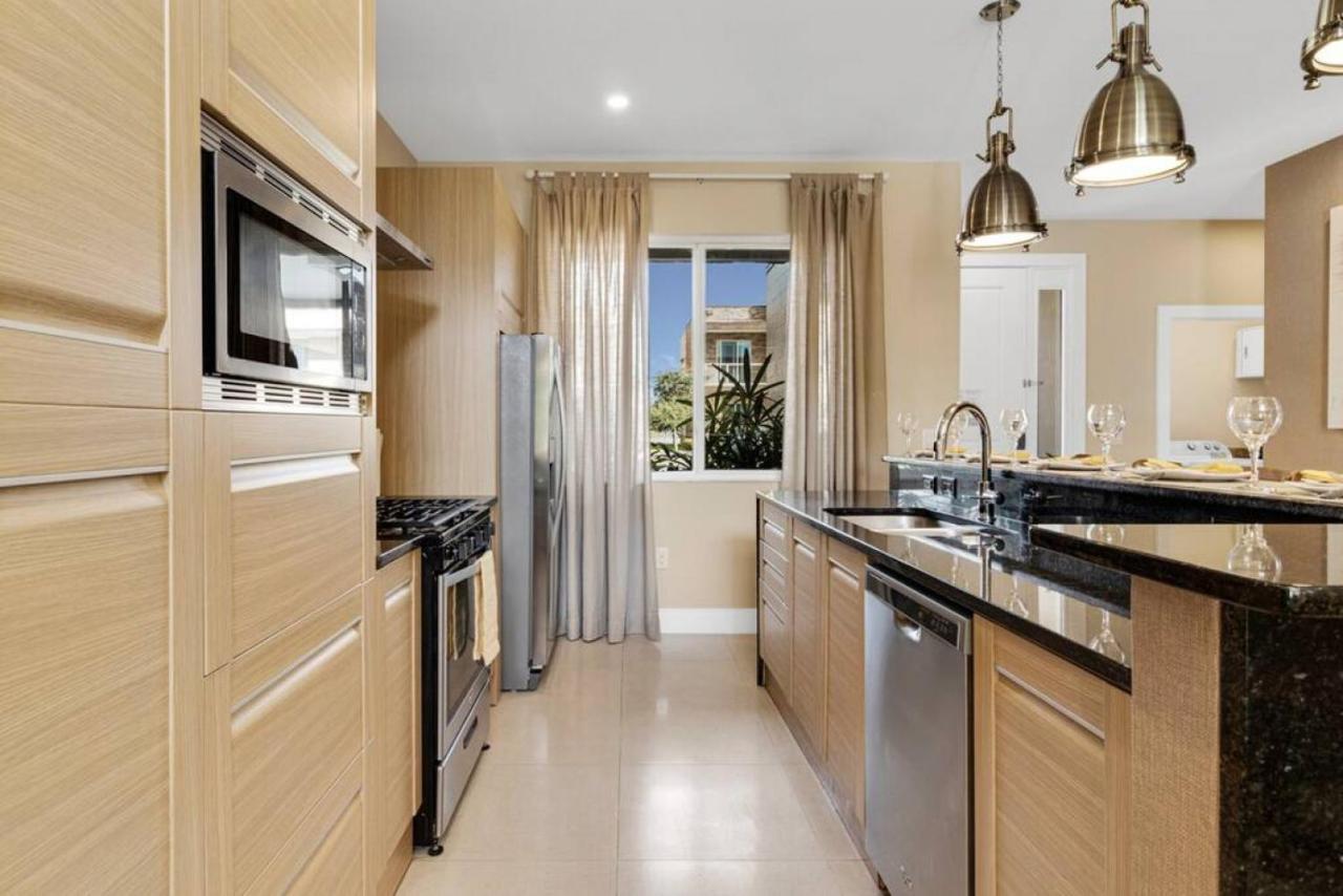 Luxury Townhouse Located Next To