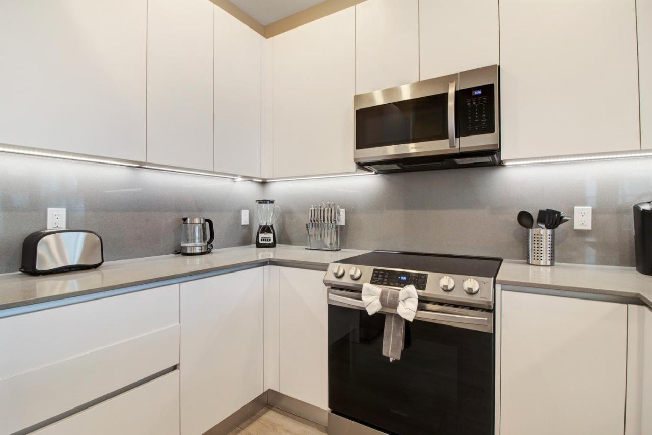 Modern Townhouse Near With Heated Pool Holiday home *