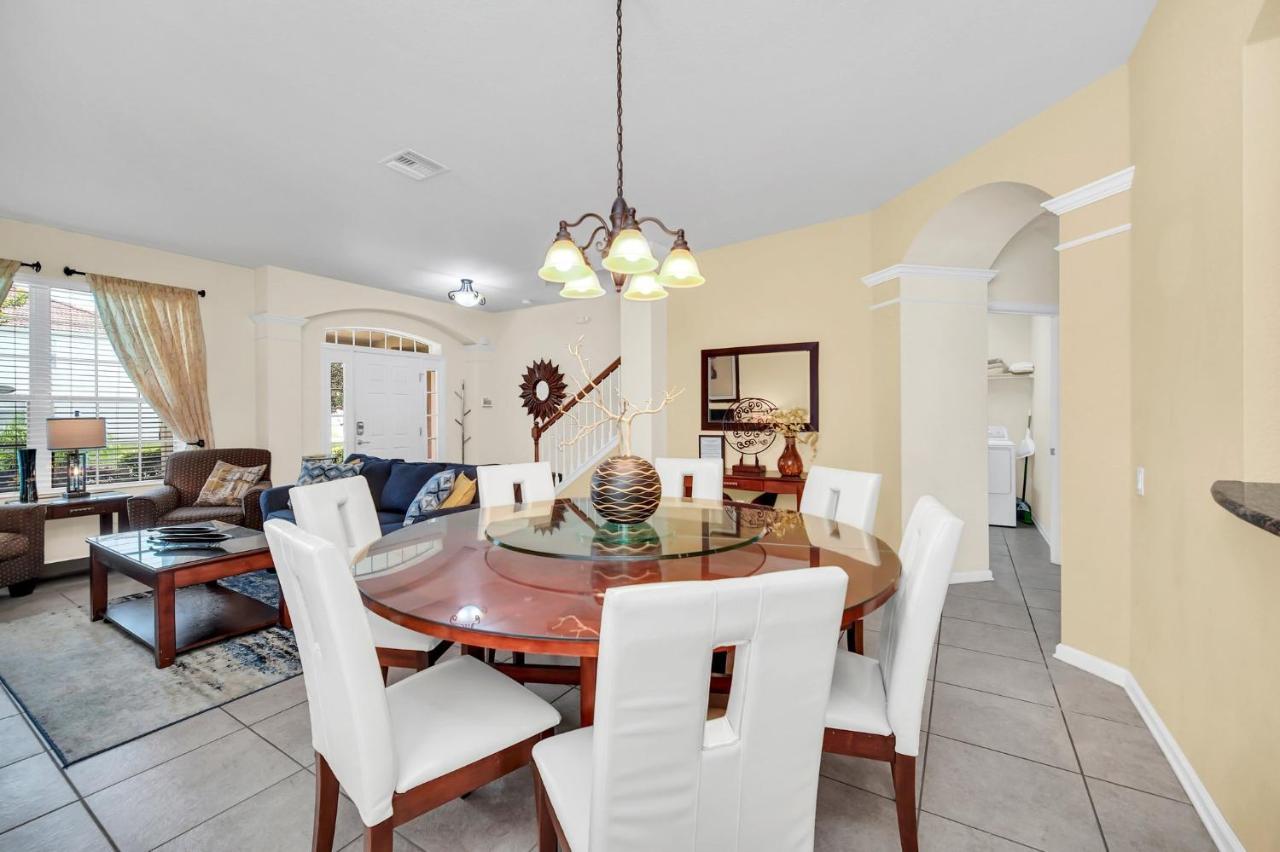 Private Screened Pool Home, Amenities Galore! Holiday home
