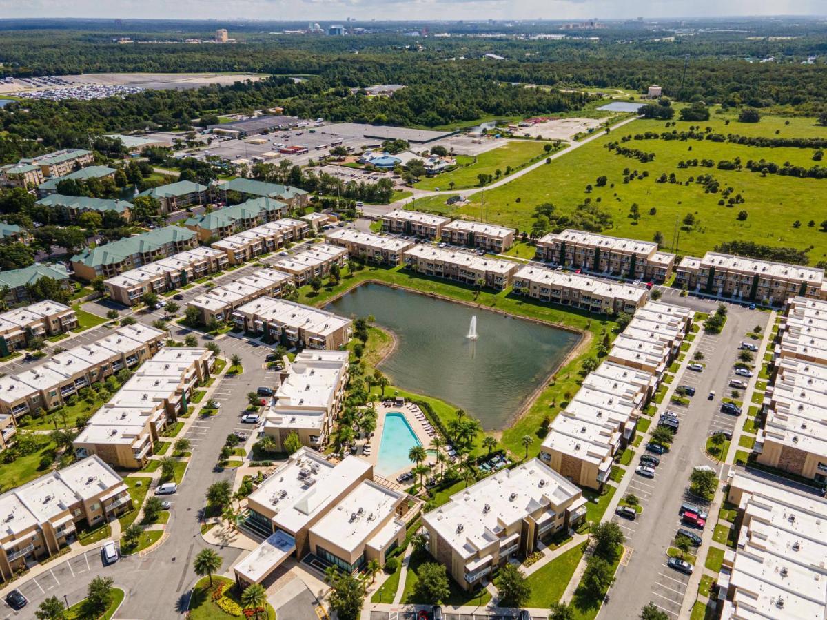 7639 Magic Village Luxury 3suites Near 192 Holiday home *