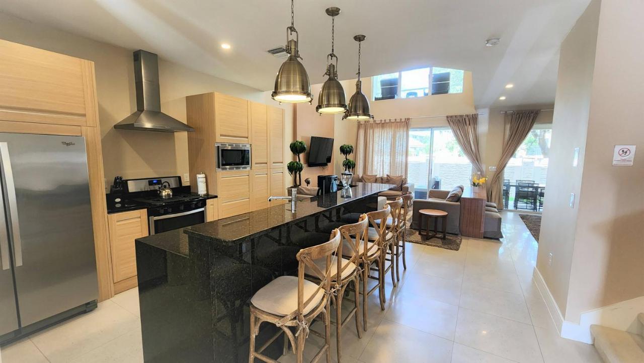 Holiday home 7639 Magic Village Luxury 3suites Near 192