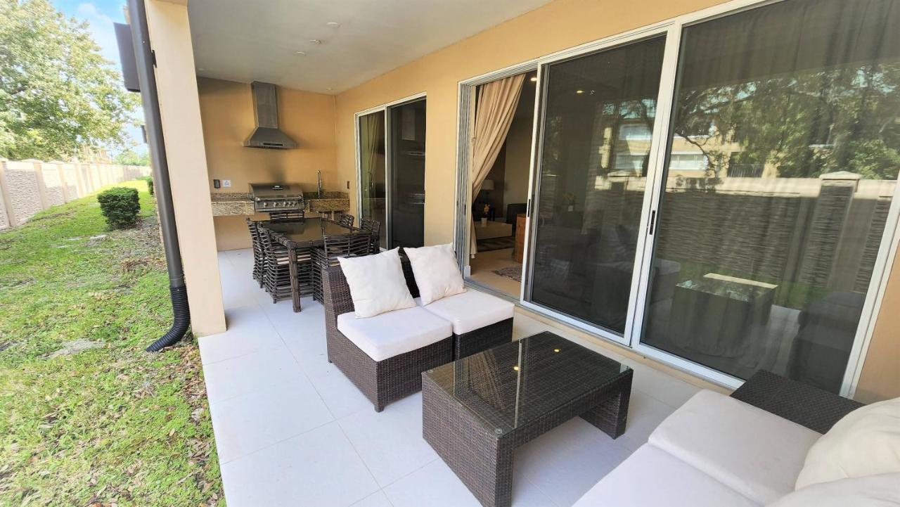7639 Magic Village Luxury 3suites Near 192 Holiday home