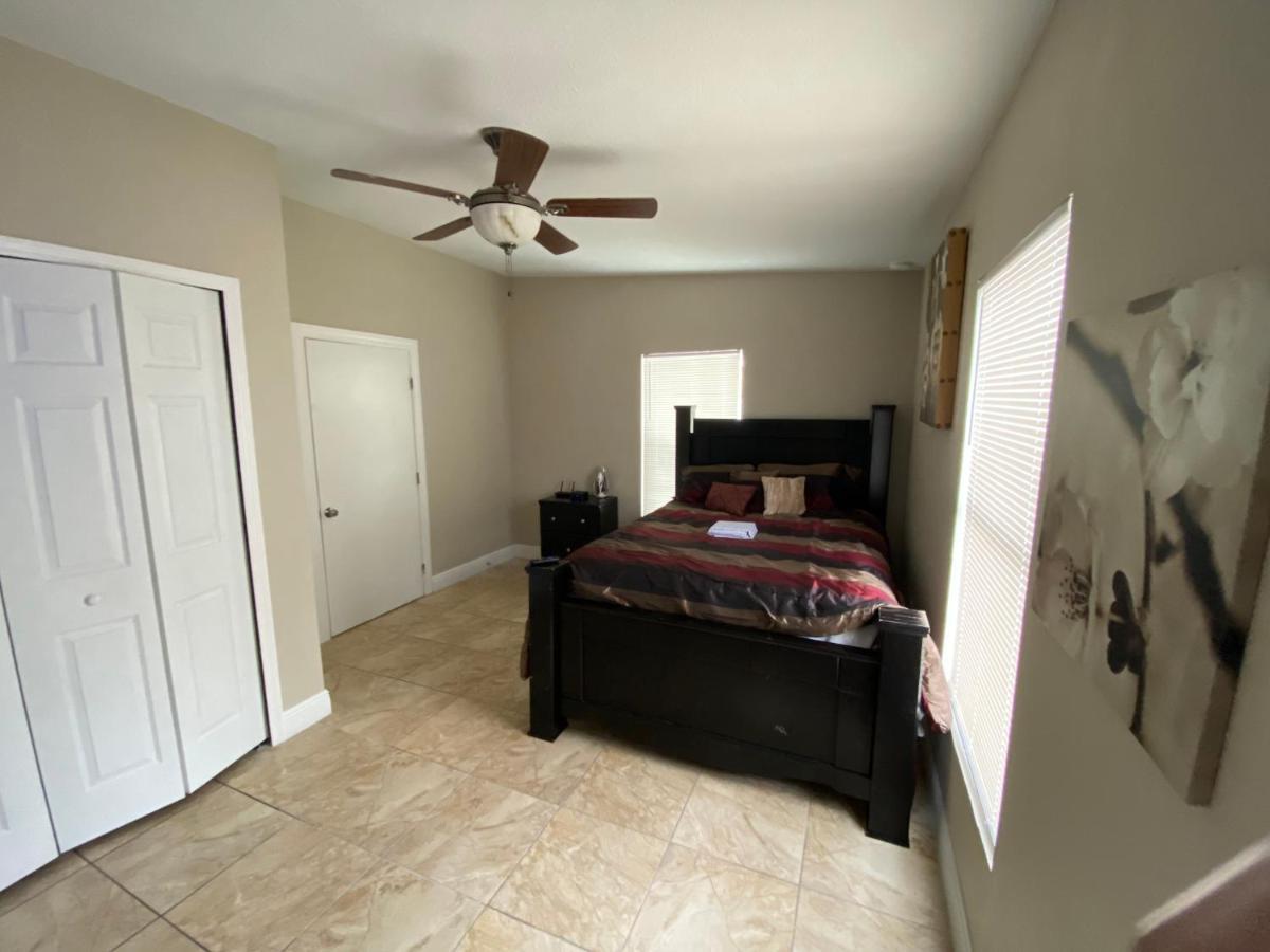 Beautiful Modern 4 Bedroom 2 Ba House - International Drive *