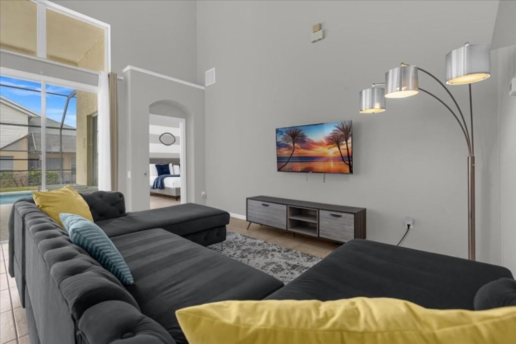 5 Bedrooms - 3,5 Bathrooms - Windsor Palms 8017 Kp *
