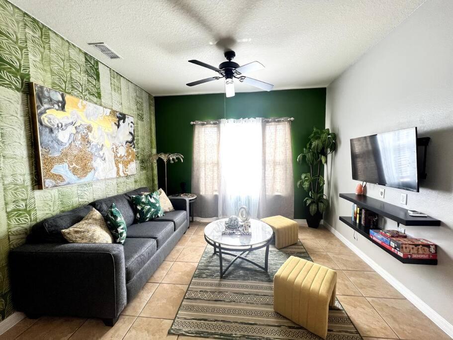 Jungle Hideaway/pool/parking/gym Apartment