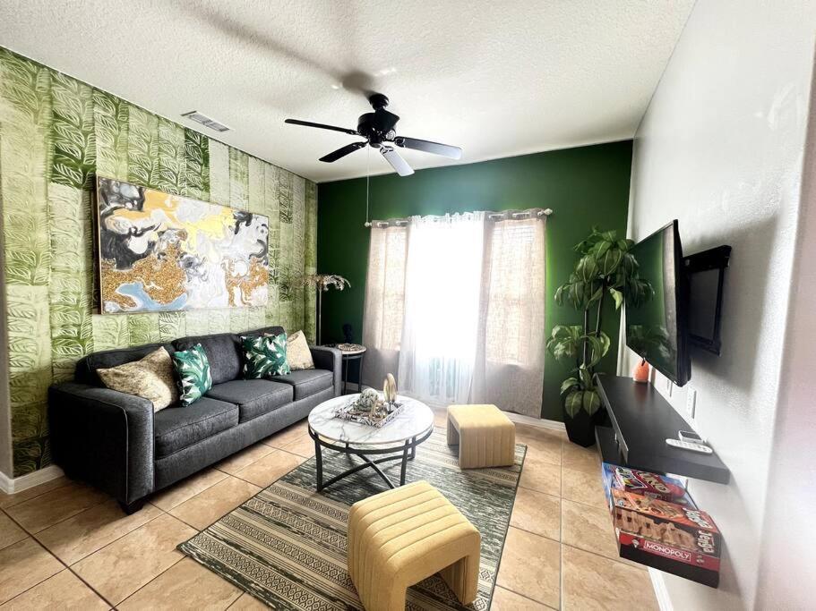 Jungle Hideaway/pool/parking/gym Apartment