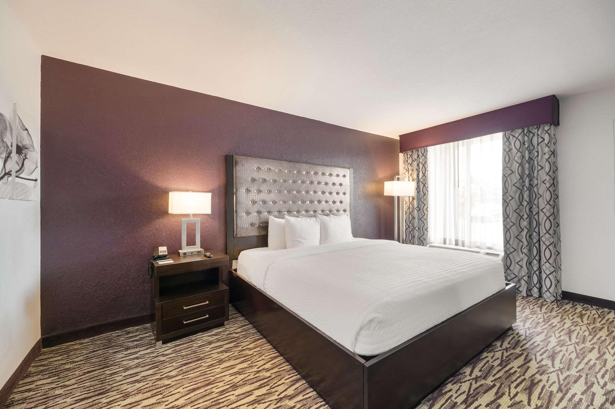 Hotel Clarion & Across From Universal Orlando