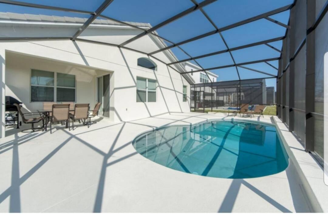 2684 - Beautiful With Pool Close To