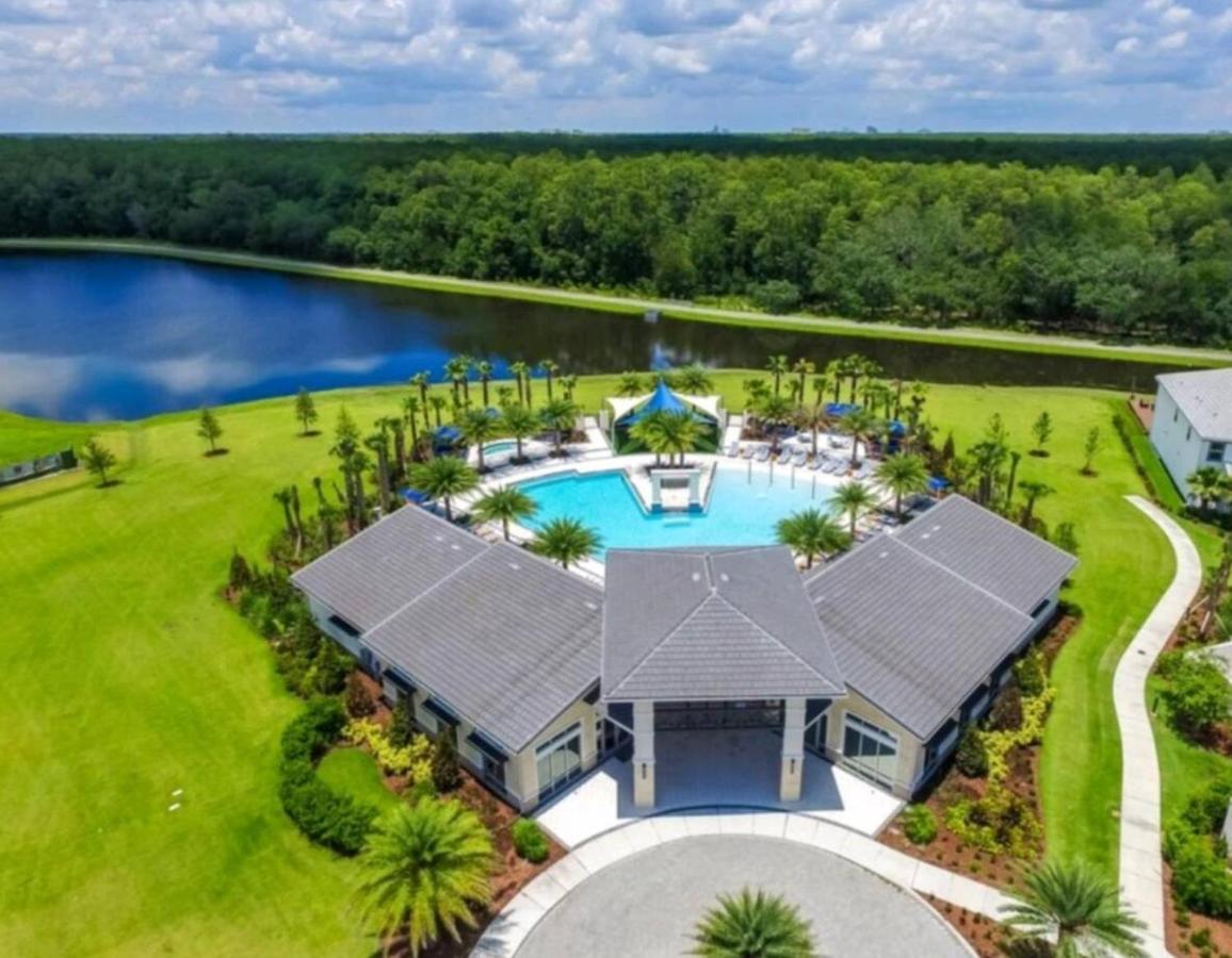 2684 - Beautiful With Pool Close To