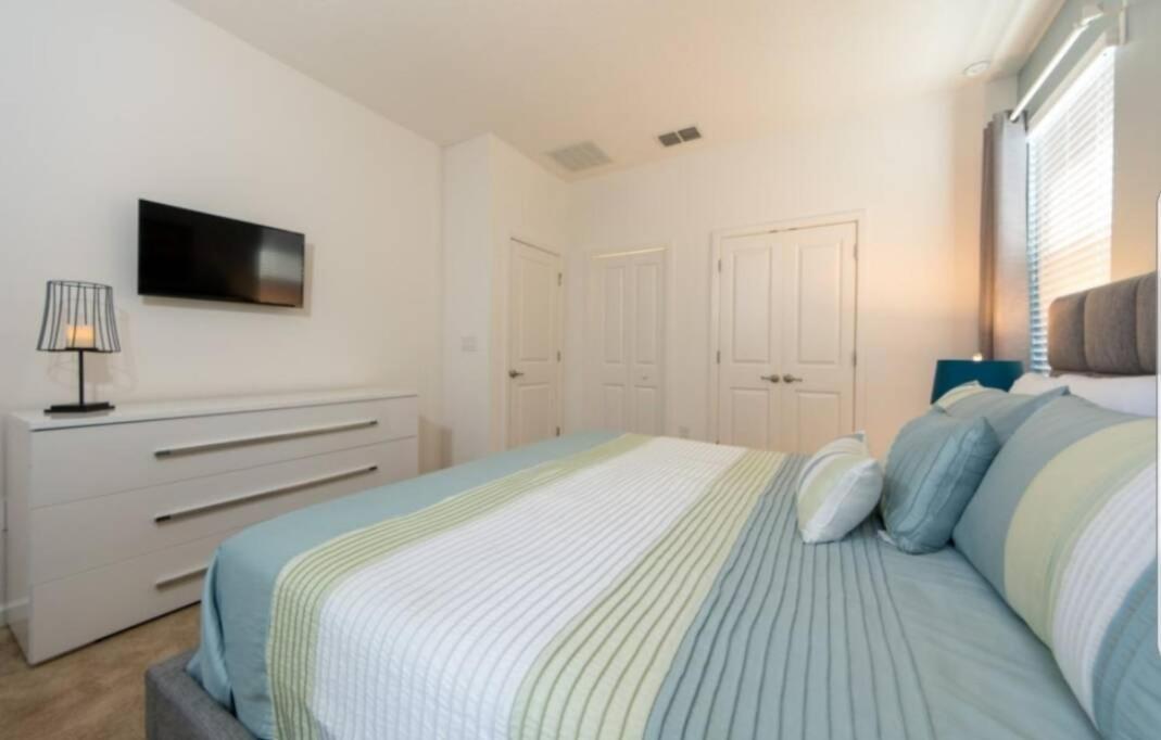 2684 - Beautiful With Pool Close To Holiday home *