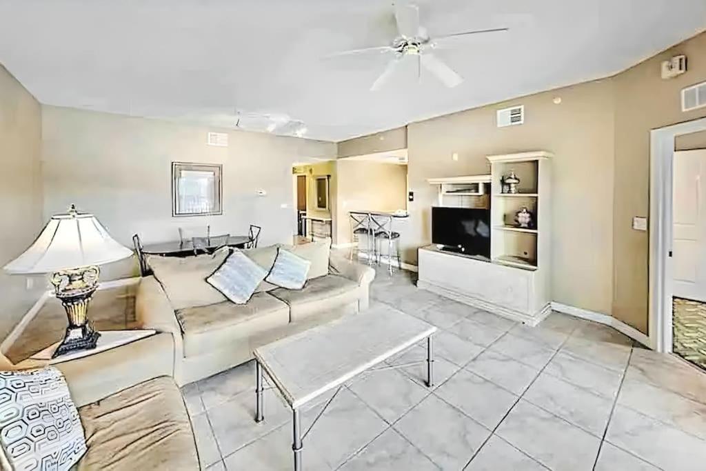 Entire 3-br Minutes From X8 Hot Tub 2204 Apartment