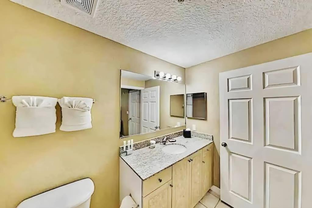 Entire 3-br Minutes From X8 Hot Tub 2204 Apartment Orlando