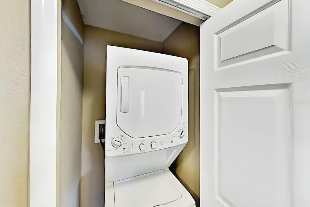 Apartment Entire 3-br Minutes From X8 Hot Tub 2204 Orlando