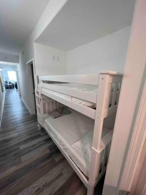 Big Pool, Stunning Lakeview, Sunrise, #1907 Apartment