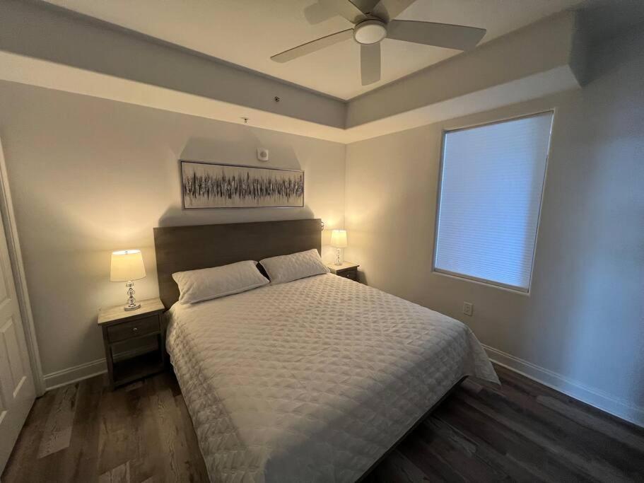 Huge Pool, Sunrise Lakeview 12th Floor Near Disney Apartment Orlando