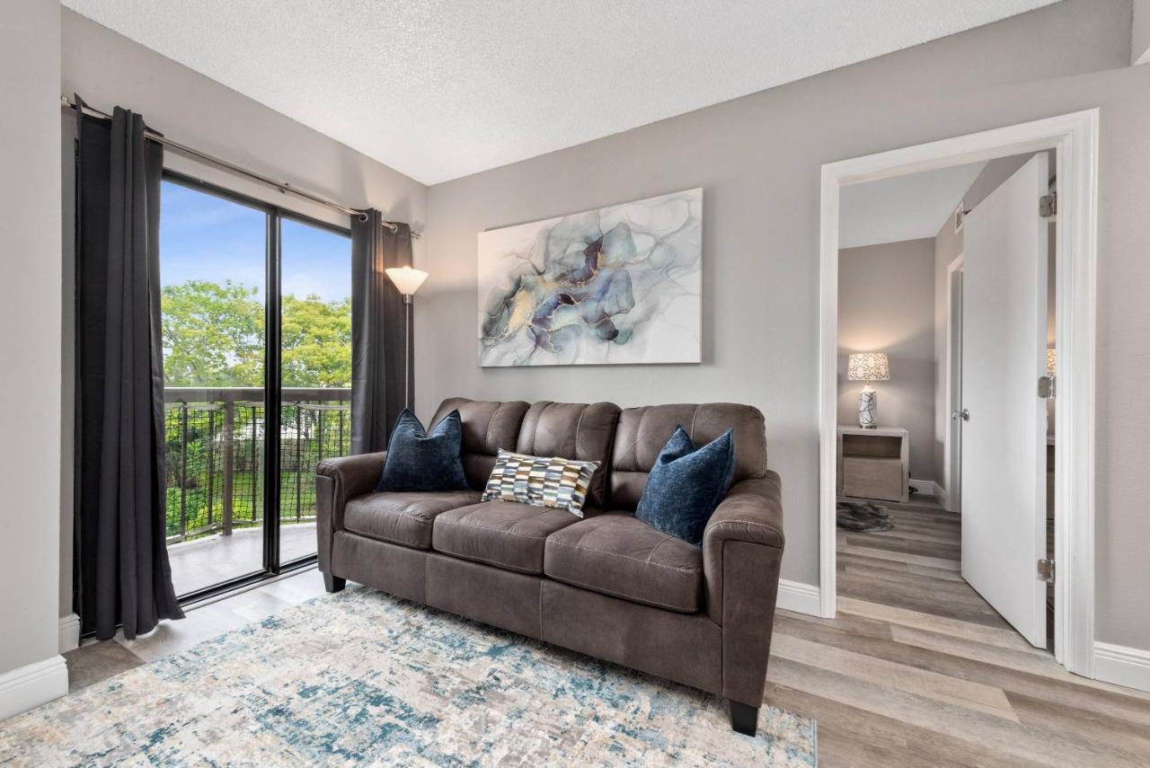 Apartment At The Enclave - Near Universal *