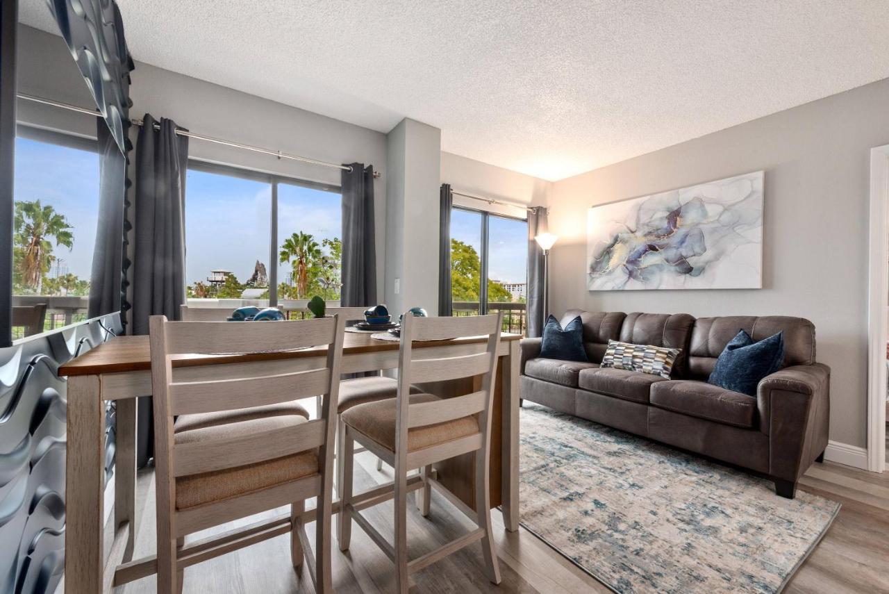 Apartment At The Enclave - Near Universal