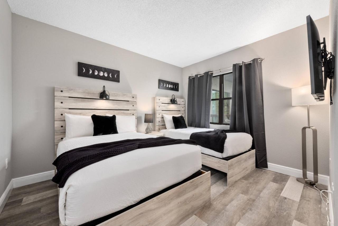 Apartment At The Enclave - Near Universal *