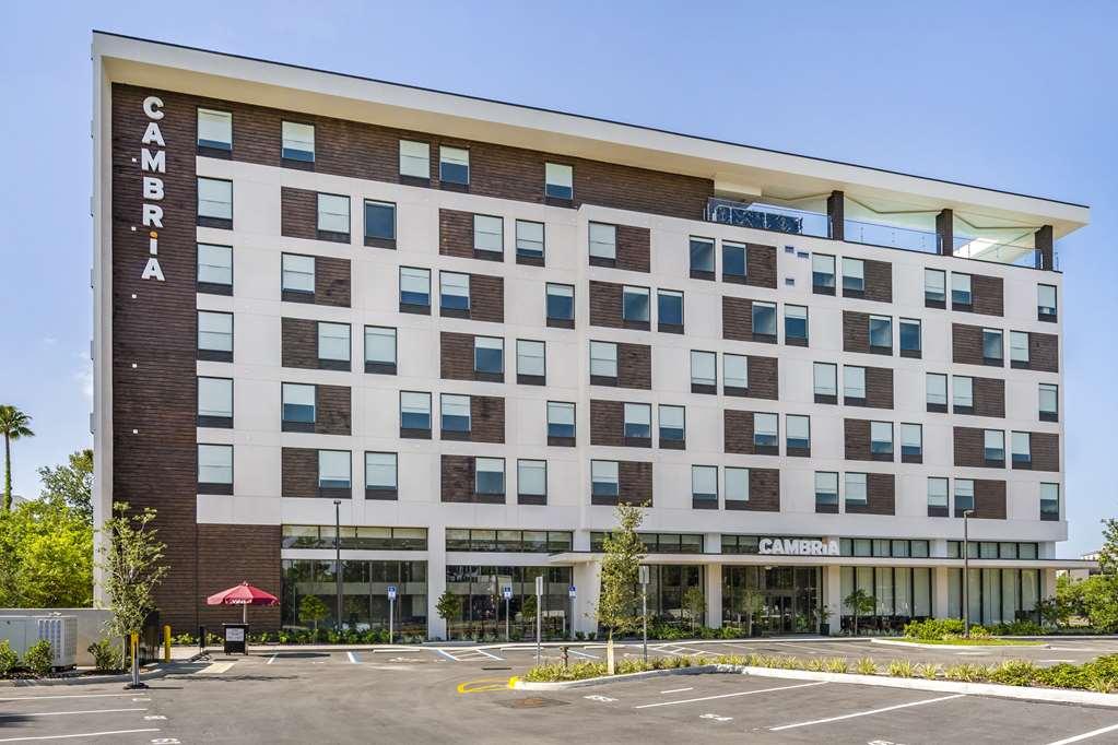 Cambria Universal Blvd *
