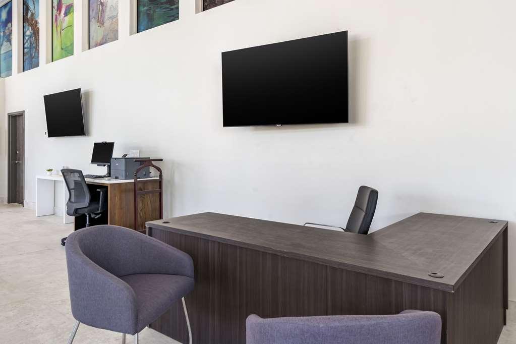 Cambria Universal Blvd *