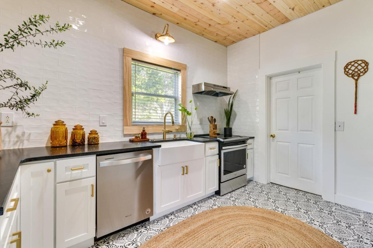Holiday home Updated Winter Garden With Yard And Fire Pit!