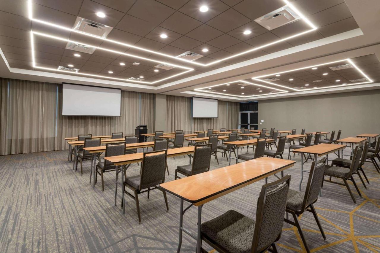 Wyndham Garden Airport - Free Airport Shuttle Hotel
