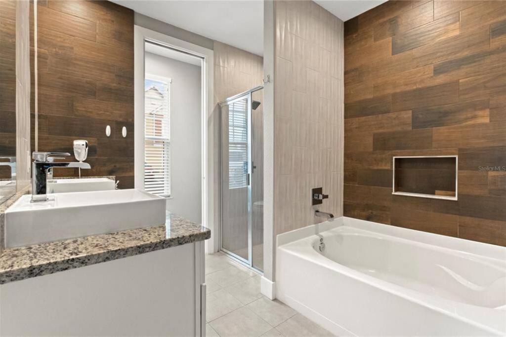 Modern Townhome Near Disneyworld *