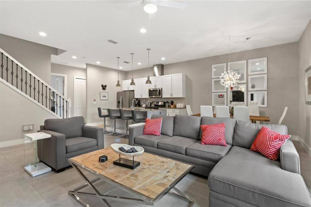 Modern Townhome Near Disneyworld Apartment *