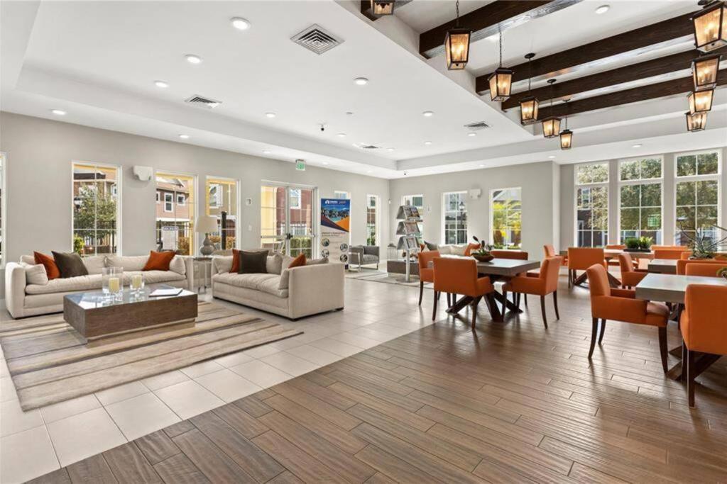 Modern Townhome Near Disneyworld *