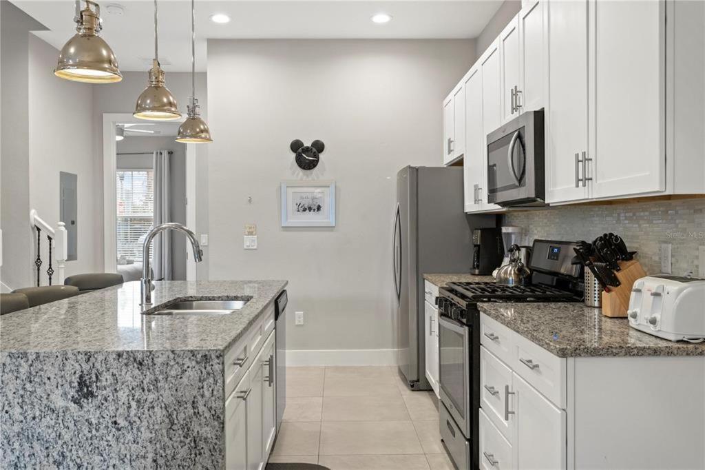 Modern Townhome Near Disneyworld Apartment *