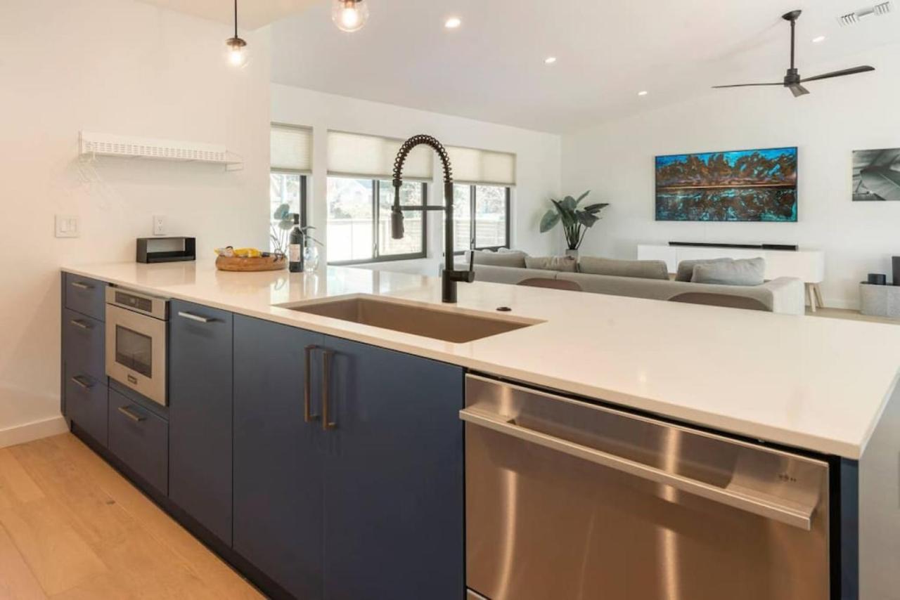 Stunning Modern In Hip Enclave Near Dt Holiday home Orlando