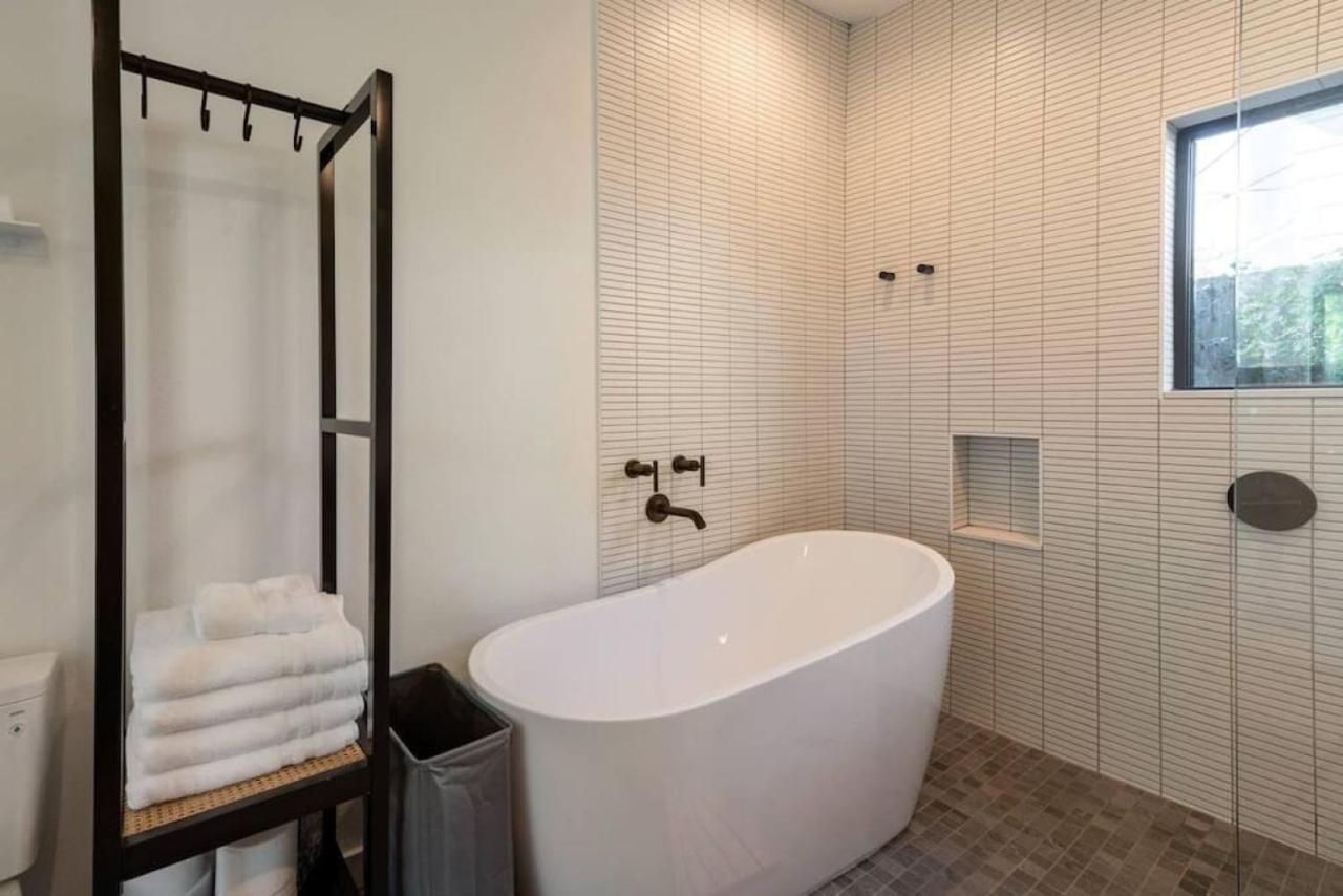 Stunning Modern In Hip Enclave Near Dt
