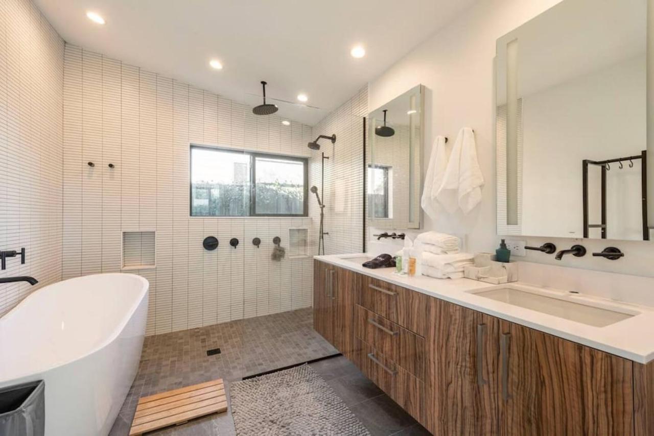 Stunning Modern In Hip Enclave Near Dt Holiday home *