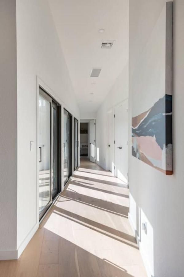 Stunning Modern In Hip Enclave Near Dt Holiday home *