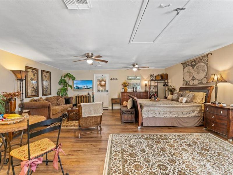 College Park-Orlando 5Star Villa Oasis - Home Away From Home - Quiet Neighborhood-Private Botanical Courtyard - Mins From Eola,Dt, Winter Park - Free Parking & Ev Plug In Guest house *