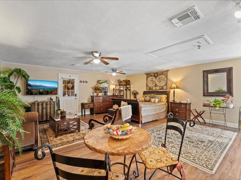 College Park-Orlando 5Star Villa Oasis - Home Away From Home - Quiet Neighborhood-Private Botanical Courtyard - Mins From Eola,Dt, Winter Park - Free Parking & Ev Plug In * Orlando