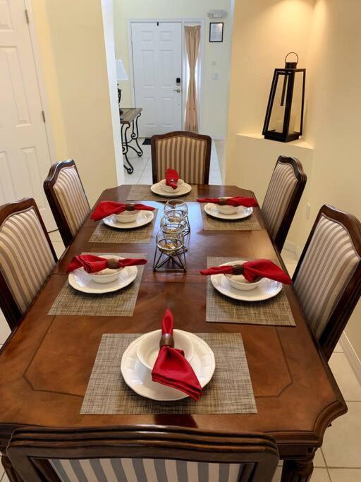 Minutes To Disney! Spacious W/ Private Pool, Themed Rooms! Holiday home *