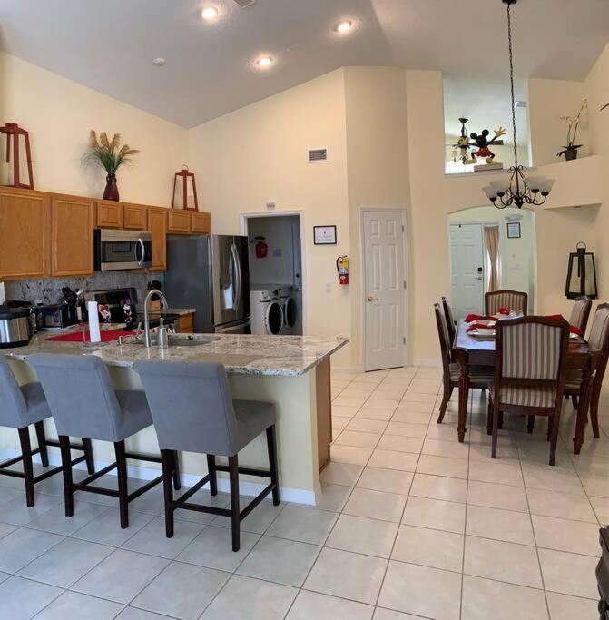 Minutes To Disney! Spacious W/ Private Pool, Themed Rooms! Orlando