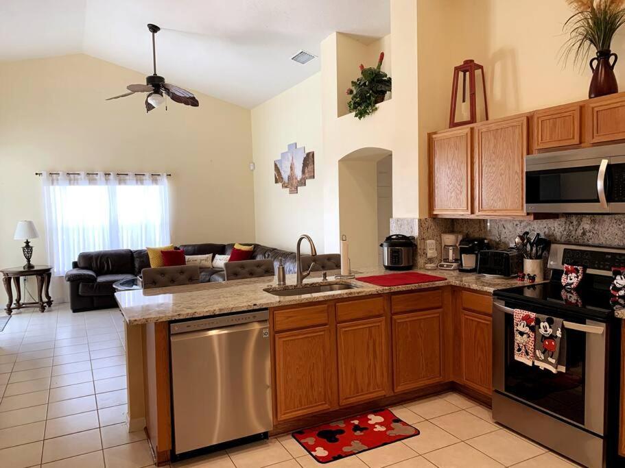 Minutes To Disney! Spacious W/ Private Pool, Themed Rooms! Holiday home *